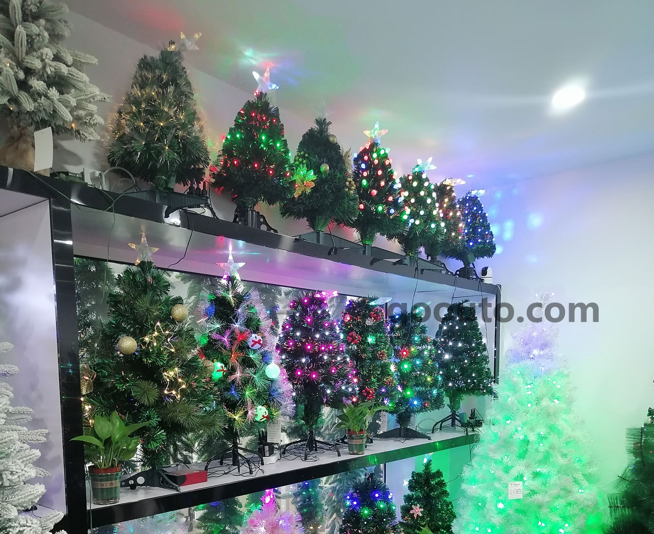 CS-005 PVC PE Pre-Lit Warm White LED Artificial Christmas Tree Wholesale