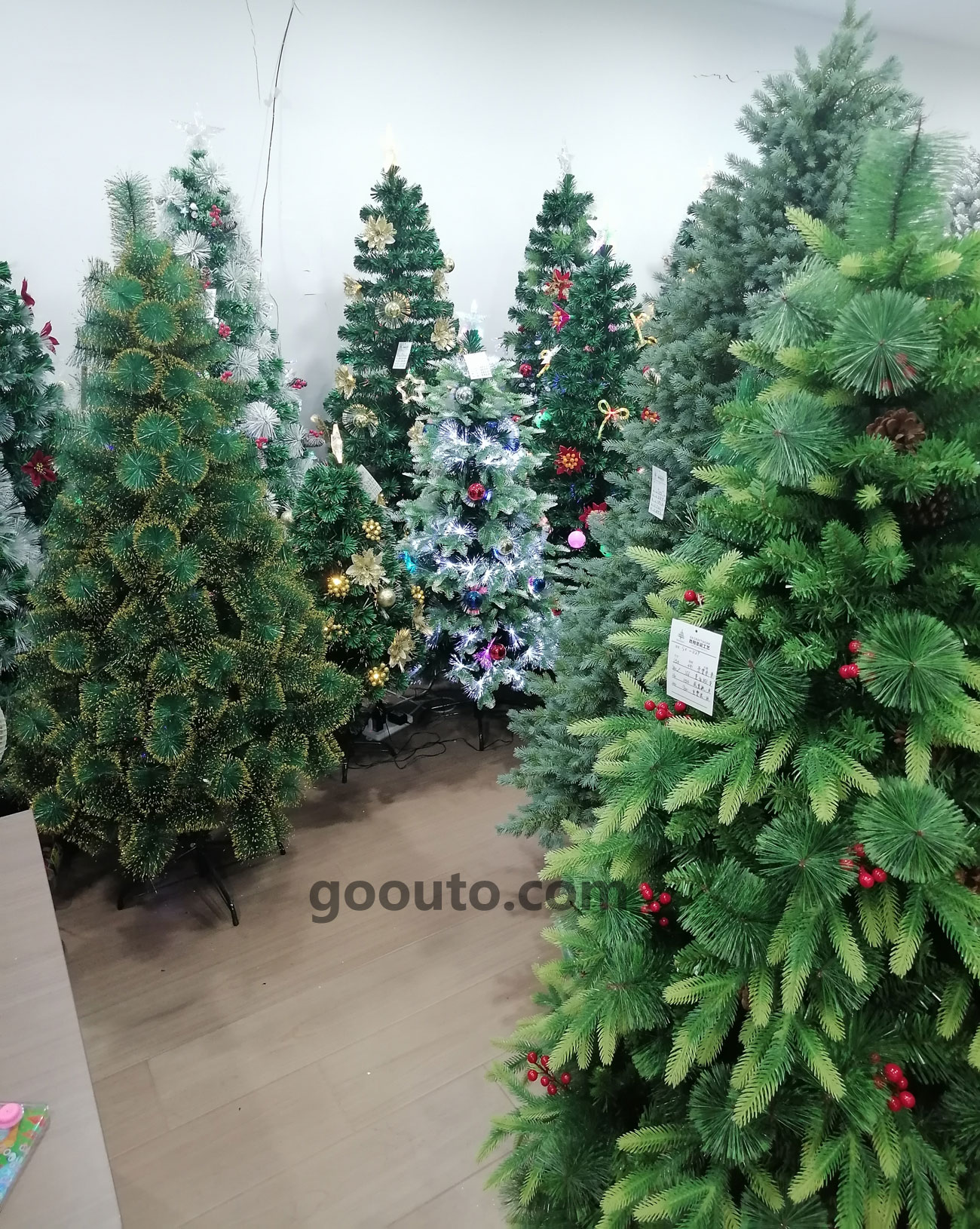 CS-009 PE Pine Needle Pine Cone Berry Artificial Christmas Tree Wholesale